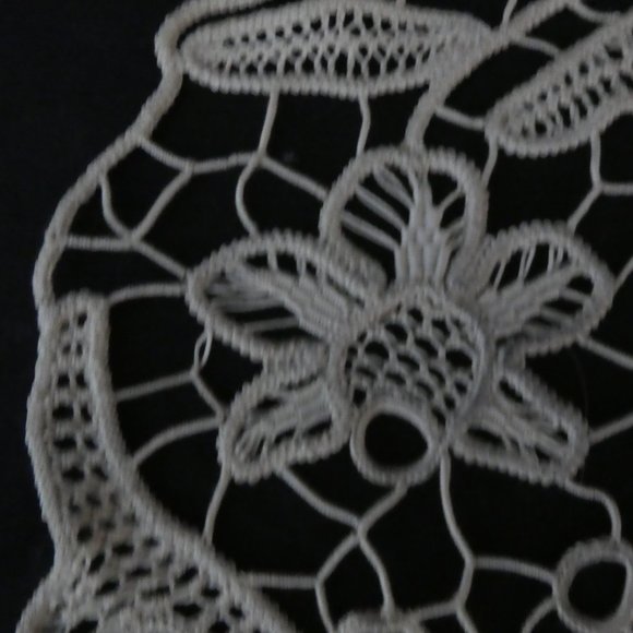 Stunning Vintage Handmade Crochet Floral Doily - Picture 3 of 10